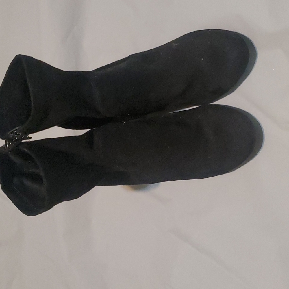 Black heels with zipper